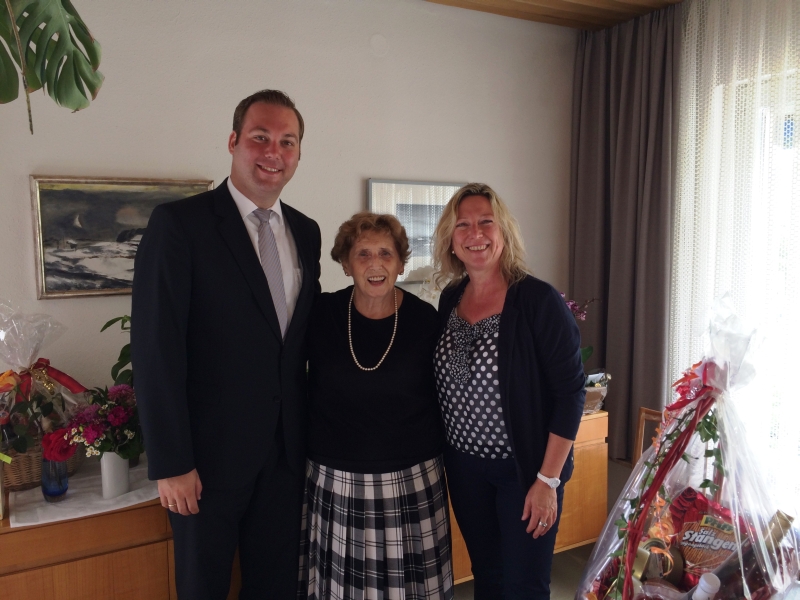 CDU-Landtagsabgeordneter Felix Schreiner gratulierte gemeinsam mit Bürgermeisterin Isolde Schäfer der Jubilarin Margarethe Preuß in Stühlingen zu ihrem 80. Geburtstag