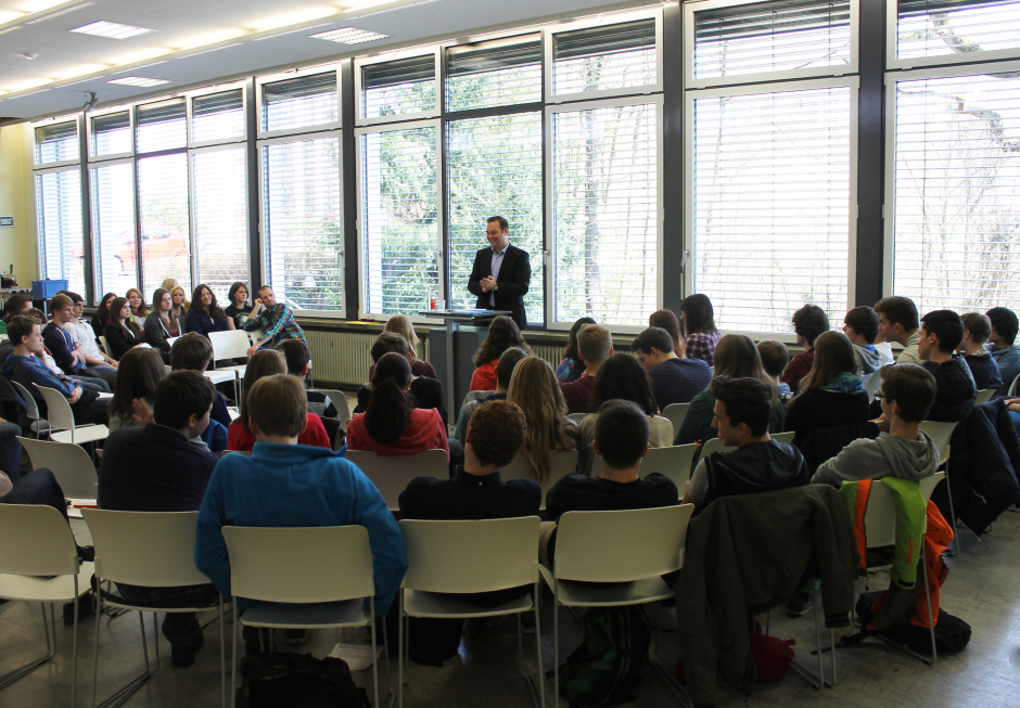 Felix Schreiner in der Diskussion mit Schülerinnen und Schülern der Klassenstufe 10 am Hochrhein Gymnasium Waldshut