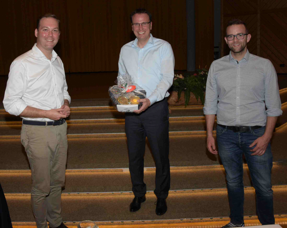 Felix Schreiner, Volker Schebesta und Dominik Ebner bei der Übergabe des Gastgeschenkes.