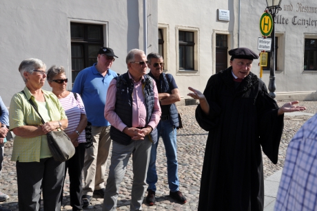 Bild: Beim Gang durch die Lutherstadt Wittenberg mit „Martin Luther“.