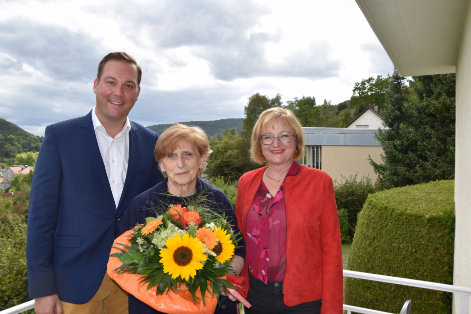 Anlässlich ihres damals 85. Geburtstags gratulierten Kreisvorsitzender und Bundestagsabgeordneter Felix Schreiner (links) sowie Landtagsabgeordnete Sabine Hartmann-Müller (rechts) Margarethe Preuß (Mitte) persönlich.