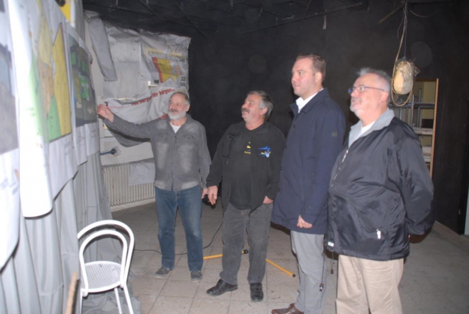 Architekt Alexander Ulrich (links im Bild) erläutert das Konzept des Öflinger Dorfladens