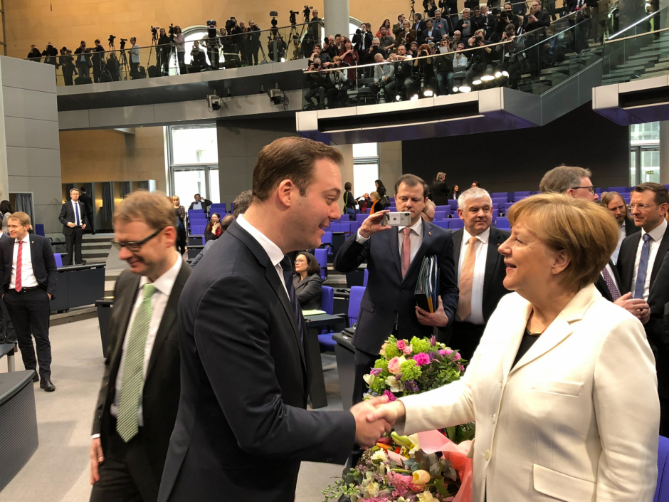 Bild (v.l.): Felix Schreiner, MdB gratuliert Angela Merkel im Anschluss an ihre Wiederwahl als Bundeskanzlerin im Plenarsaal des Deutschen Bundestages.