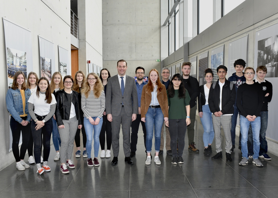 Bild: Die Schulklasse gemeinsam mit dem Bundestagsabgeordneten Felix Schreiner im Paul-Löbe-Haus in Berlin.