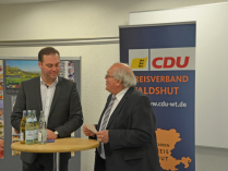 Der CDU-Ortsvorsitzenden Gebhard Renner und Felix Schreiner MdL begrüßen die Anwesenden
