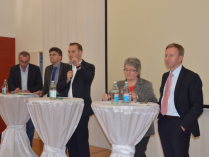 Podiumsdiskussion mit (von links) Dr. Bernhard Lasotta MdL, Landrat Dr. Martin Kistler, Felix Schreiner, Gabriele Schmidt MdB und Oberbürgermeister Dr. Philipp Frank