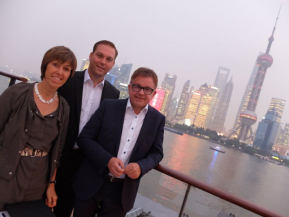 Guido Wolf (rechts) mit den Landtagsabgeordneten Dr. Monika Stolz und Felix Schreiner vor der Kulisse von Shanghai