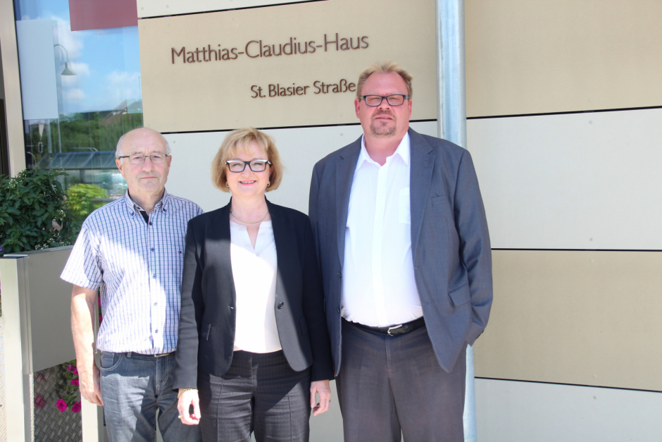 Bild (v.l.n.r): Heinz Jockers, 2. Vorstandsvorsitzender Matthias-Claudius-Haus, Sabine Hartmann-Müller MdL, Jürgen Späth, Geschäftsführer Matthias-Claudius-Haus.