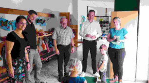 Felix Schreiner besucht Kindergarten in Dangstetten: Kleine Forscher erkunden das Erdreich 