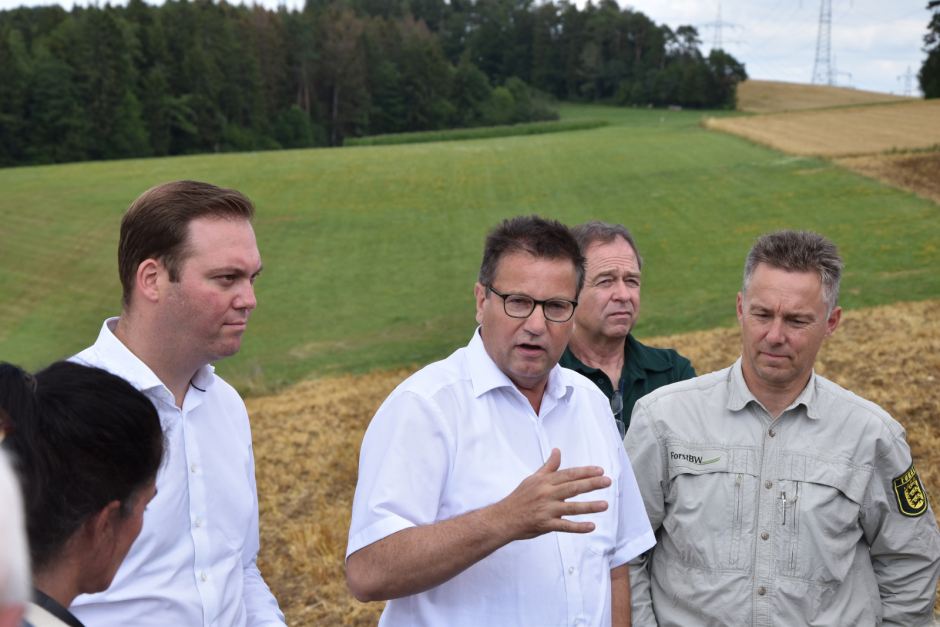 v.l. Felix Schreiner, MdB, Landwirtschaftsminister Peter Hauk und ein Mitarbeiter der ForstBW bei einer gemeinsamen Waldbegehung. 